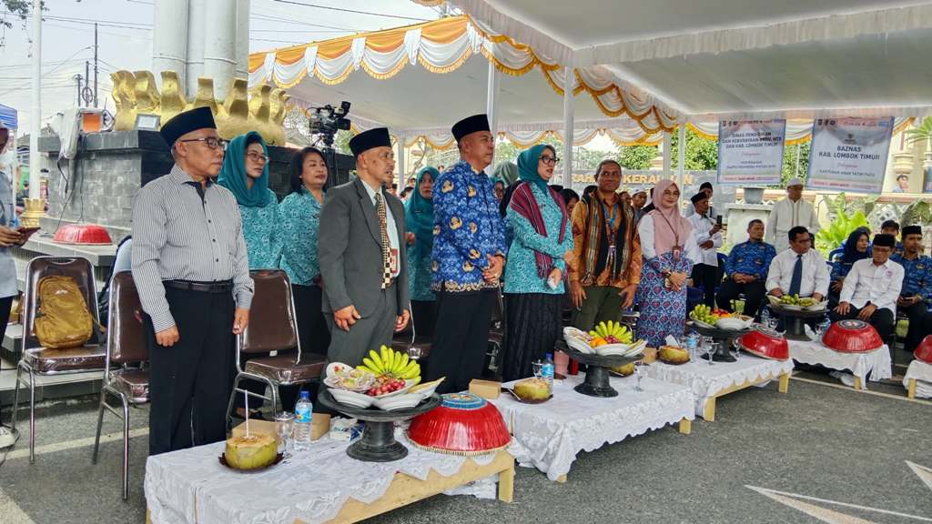 GAWE GUBUK: Ketua PKK NTB Sinta Agathia Soedjoko tiga dari kanan, saat menghadiri gawe gubuk di Desa Lendang Nangka, Kecamatan Masbagik, Selasa (20/5). Semua desa wajib ramah perempuan dan anak Lotim.