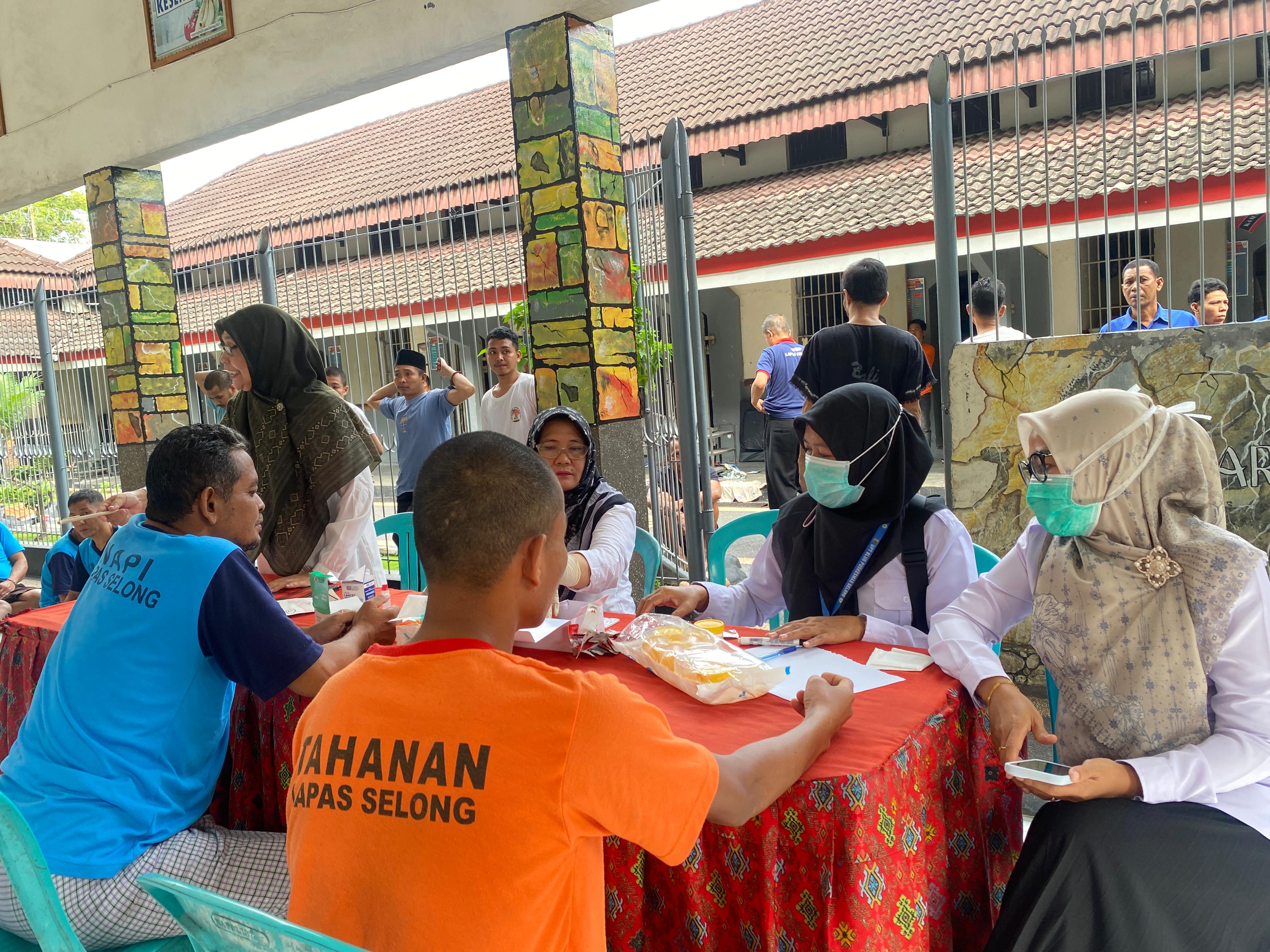 Sejumlah napi di Lapas Selong menjalani perlmeriksaan.