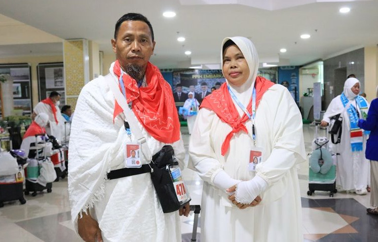 Calon Haji Indonesia, Suryadi berpose bersama istrinya sebelum berangkat ke Tanah Suci, menunaikan ibadah haji.
