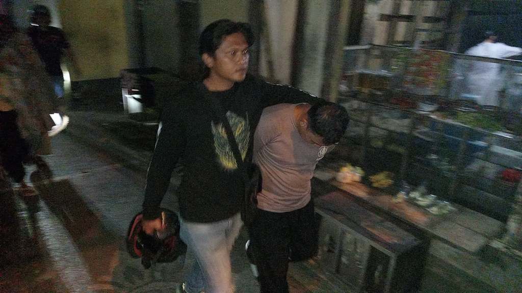 DIBORGOL: Oknum Satpam berinisial S diringkus Tim Satresnarkoba Polresta Mataram saat ditangkap di tempat kerjanya, wilayah Bagirati, Karang Taliwang, Cakranegara, Mataram, Rabu (21/5).