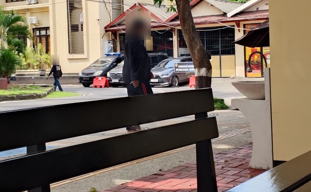 PENUHI PANGGILAN: Oknum dosen yang dilaporkan melakukan pencabulan terhadap mahasiswi di UIN Mataram mendatangi kantor Ditreskrimum Polda NTB, Rabu (21/5).&nbsp;