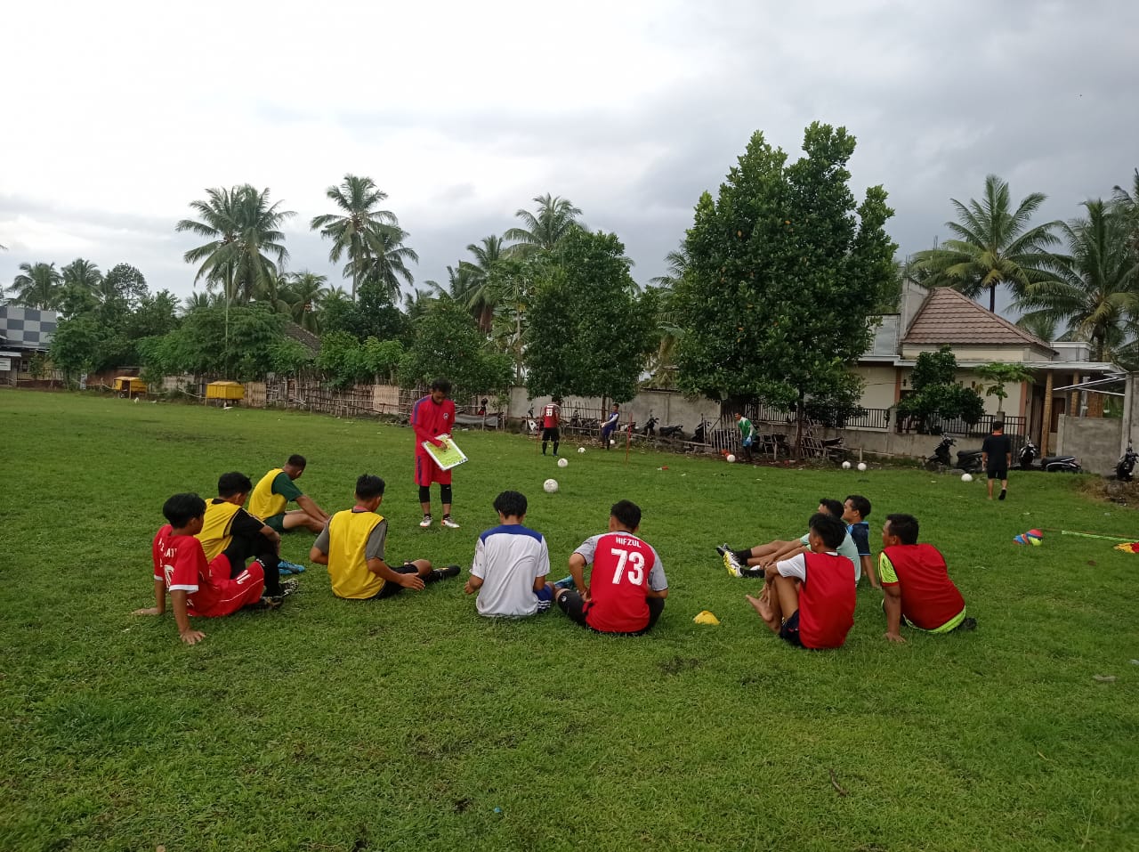 BRIEFING : Sejumlah Mahasiswa prodi Pendidikan Kepelatihan Olahraga saat mengikuti instruksi kepelatihan olahraga sepakbola bersama dosen terkait.