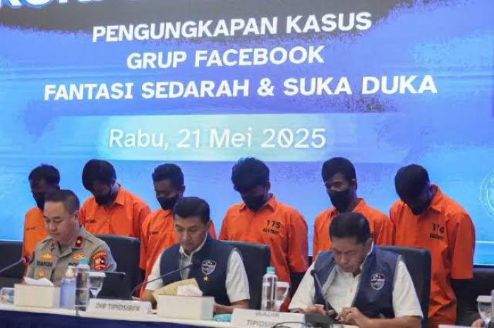 Wajah enam tersangka kasus penyebaran konten pornografi anak dan inses melalui dua grup Facebook yang dibekuk polisi pada 19 Mei 2025 lalu.
