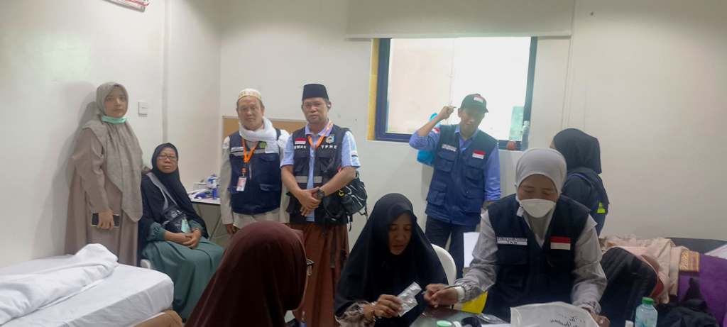 WAFAT DI TANAH SUCI: Proses persiapan pemakaman oleh petugas haji atas meninggalnya salah satu jamaah haji kota Mataram.  Ada dua jamaah haji wafat asal Kota Mataram.