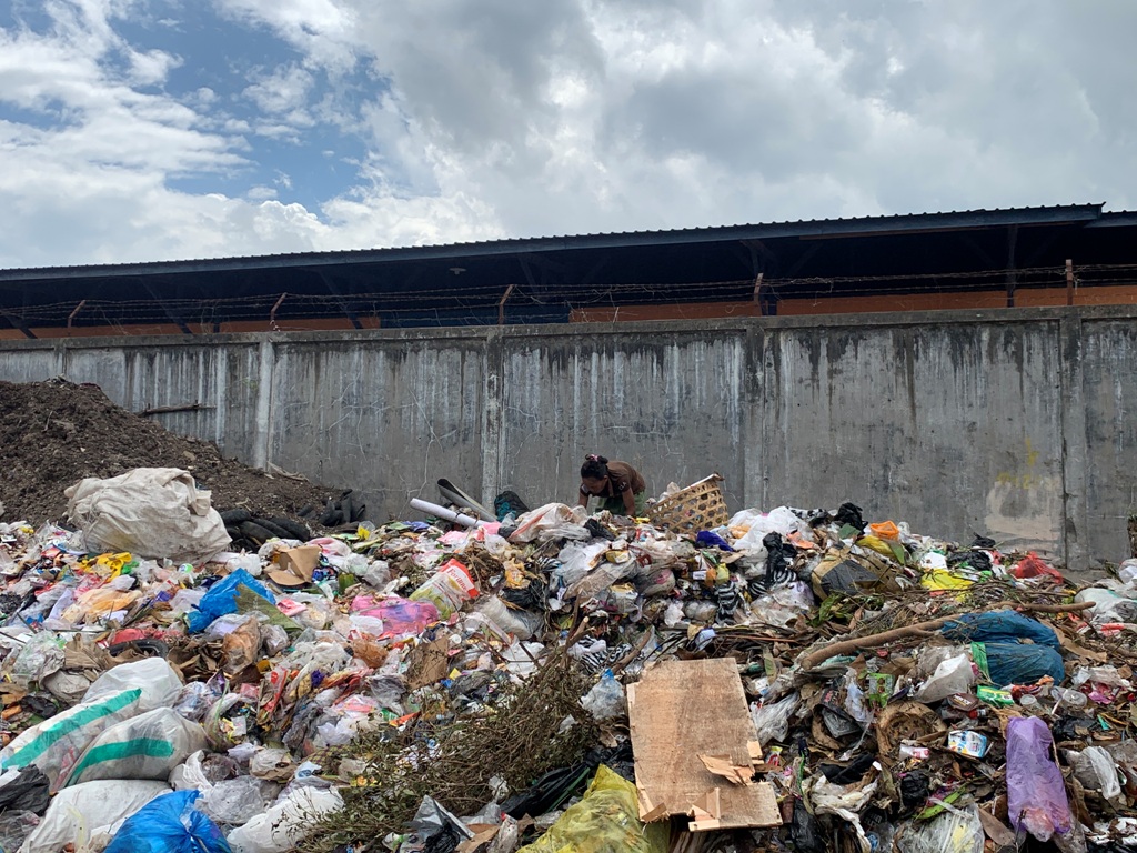 MENUMPUK: Seorang pemulung sedang memilah sampah plastik dari gunungan sampah yang ada di TPS Sandubaya, beberapa waktu lalu.&nbsp;