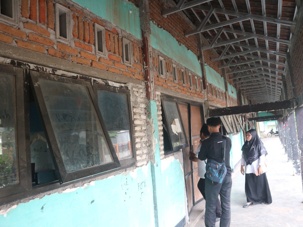 CEK KONDISI: Tim verifikasi Dinas Pendidikan dan Kebudayaan (Dikbud) Lotim, saat melakukan verifikasi kondisi SDN 2 Semaya yang sangat memprihatinkan, Rabu (21/5).