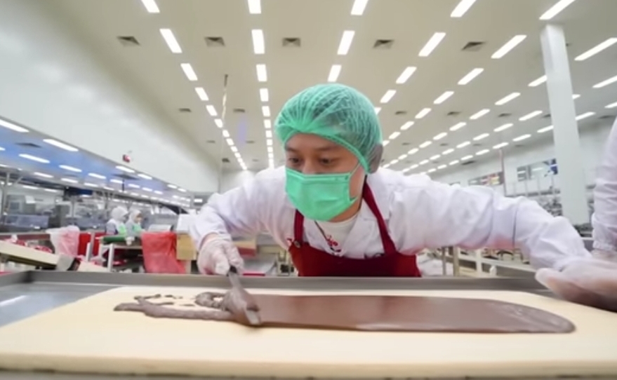 Bobon Santoso ditantang untuk mencetak sejarah baru dengan menyusun wafer Tango terbanyak.&nbsp;