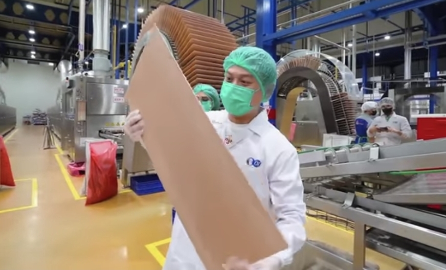 Bobon Santoso ditantang untuk mencetak sejarah baru dengan menyusun wafer Tango terbanyak. (Foto: tangkapan layar youtube @bobon santoso)