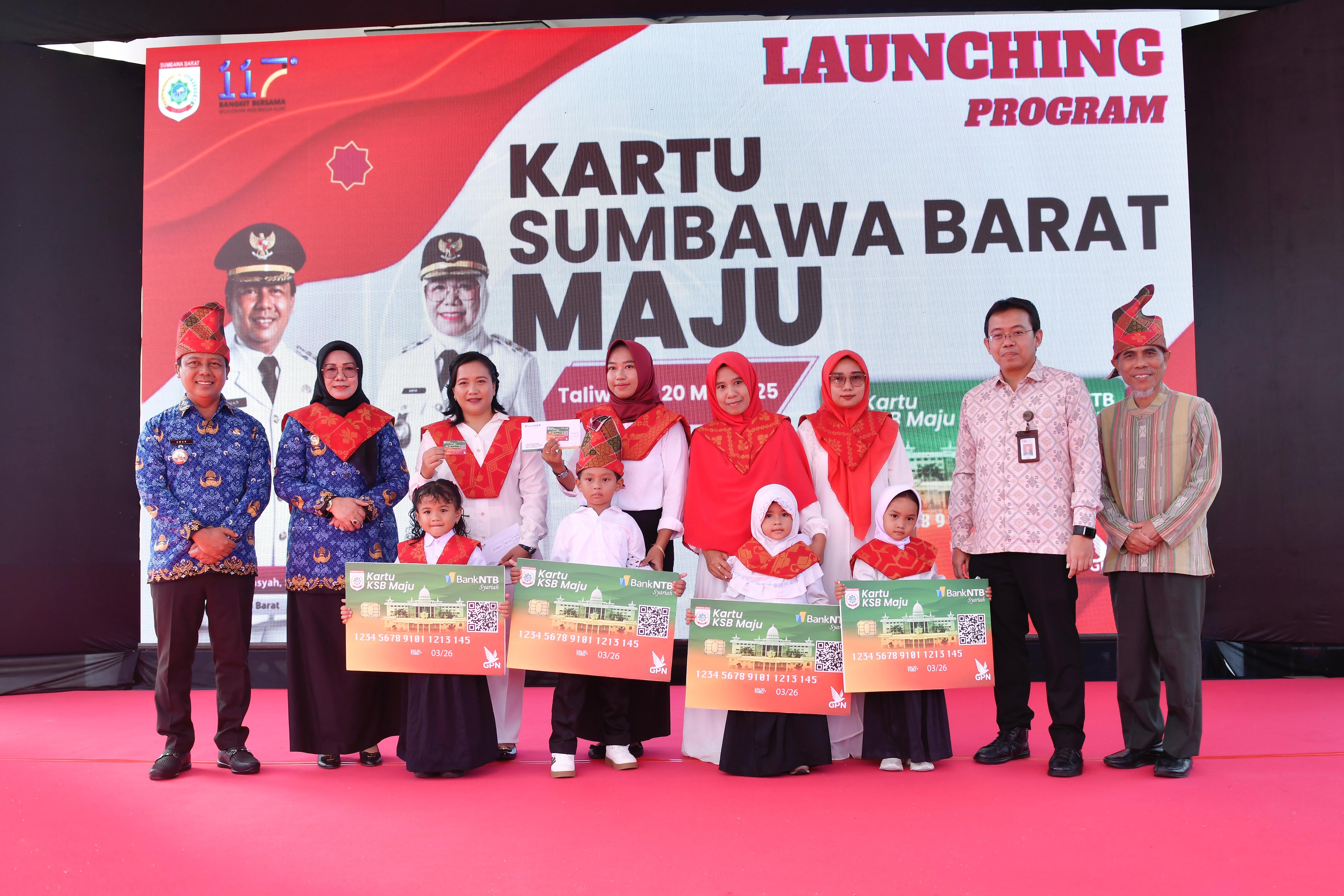 Pemkab Sumbawa Barat bersama OJK NTB dan Bank NTB Syariah saat melaunching Kartu KSB Maju. Kartu KSB Maju ini menggandeng Bank NTB Syariah.
