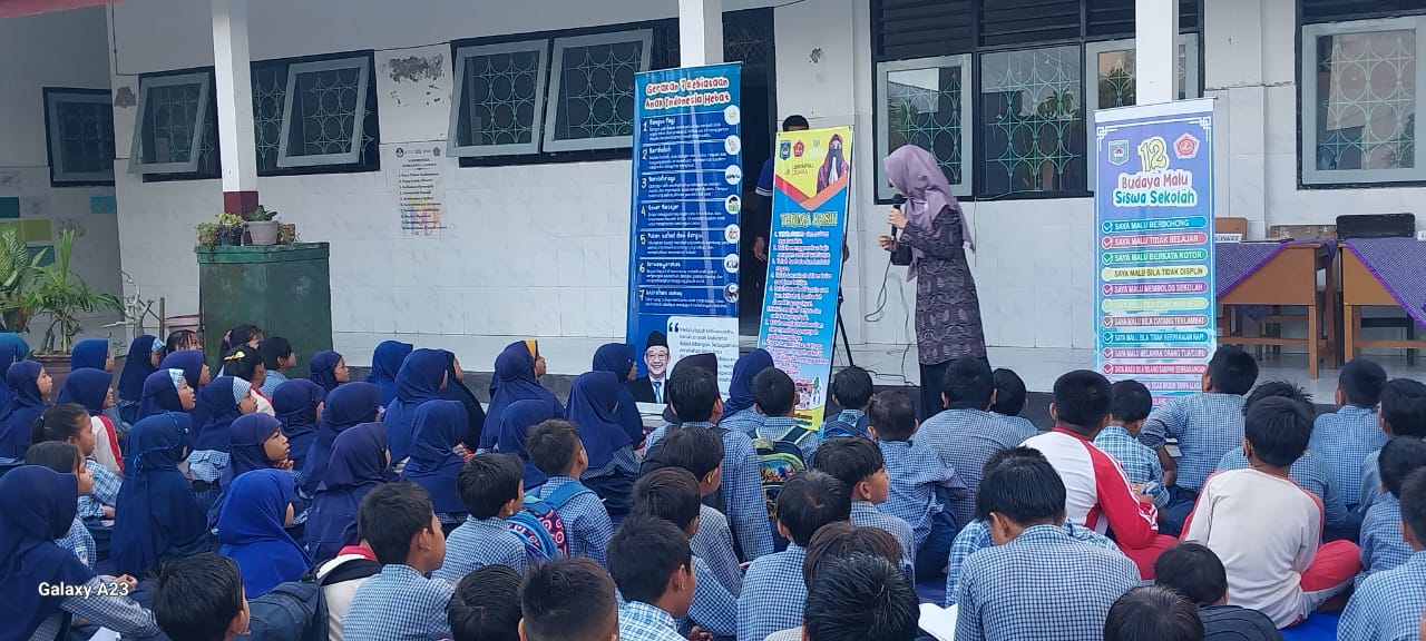 Koordinator Literasi SDN 32 Ampenan Siti Mutmainnah memanfaatkan spanduk sebagai media pembelajaran pada program Kaliber TM.