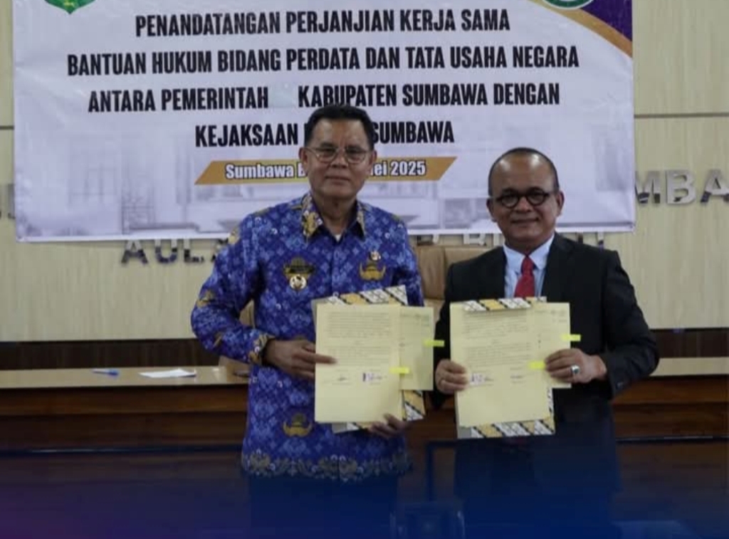 KERJA SAMA: Bupati Sumbawa Bupati Sumbawa Syarafuddin Jarot dengan Kajari Sumbawa Hendi Arifin menandatangani kerja sama pengawalan proyek strategis, beberapa hari lalu.