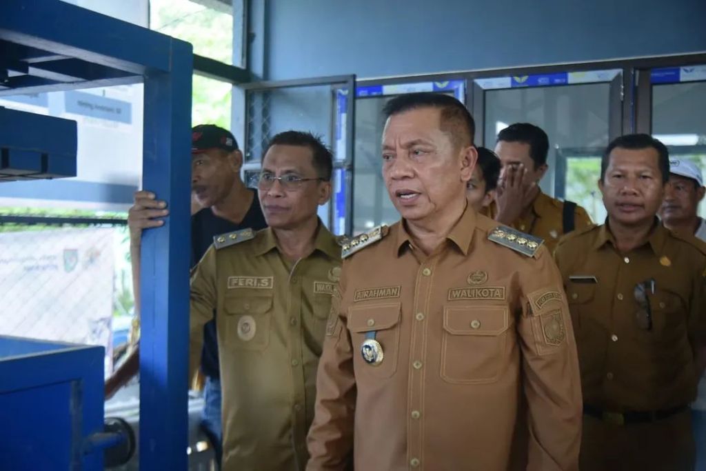 TINJAU: Wali Kota Bima HA Rahman H Abidin dan Wakil Wali Kota Feri Sofiyan meninjau Bank Sampah induk milik Pemkot Bima, Rabu (21/5).