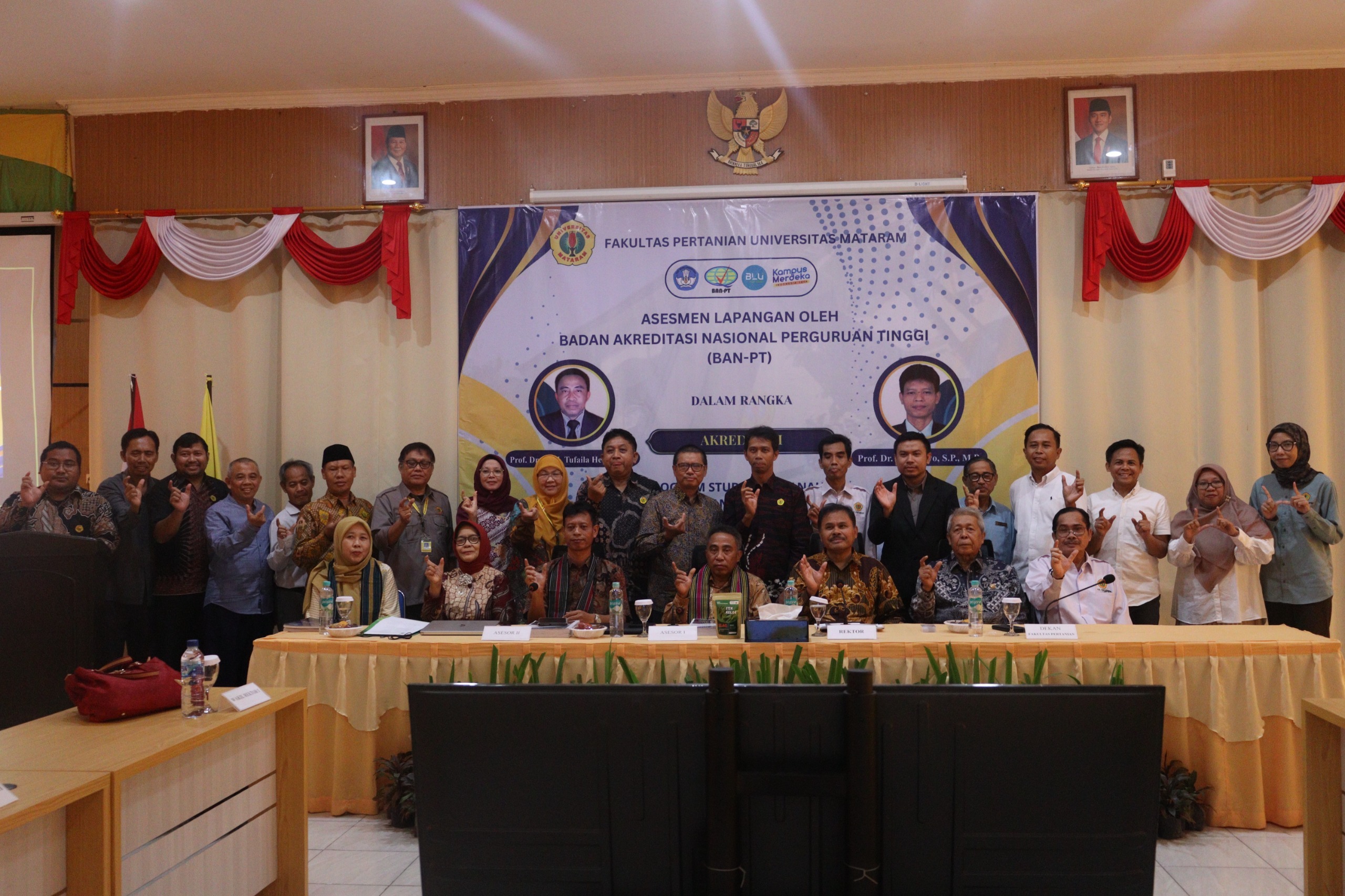 Rektor Unram Prof. Ir. Bambang Hari Kusumo bersama asesor, perwakilan BAN-PT dan dosen Prodi Ilmu Tanah Faperta saat asesmen di Aula Faperta Unram 21/5/25