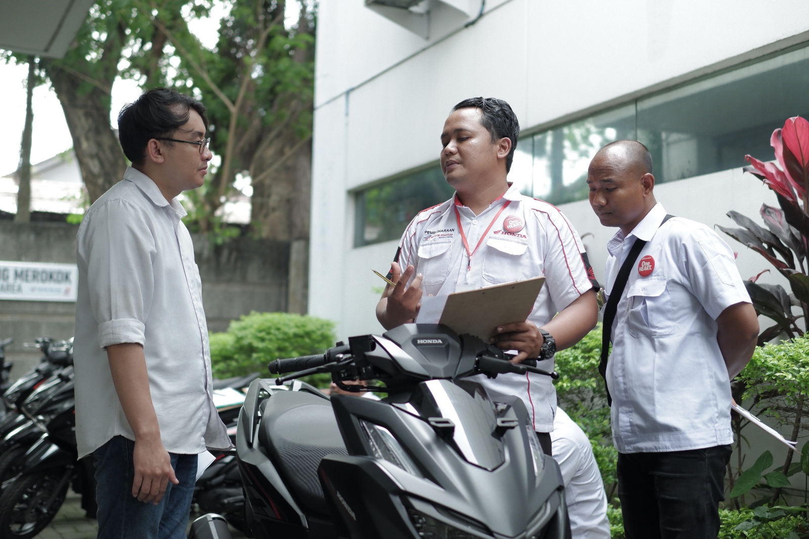 Kompetitif : salah satu peserta Technical Skill Contest Technician & Service Advisor 2025 saat menjelaskan kendala sepeda motor.