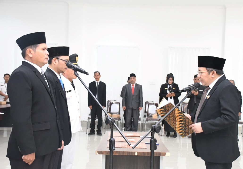 ROLLING: Bupati KLU Najmul Akhyar melantik pejabat administrator dan pengawas, Rabu (21/5).