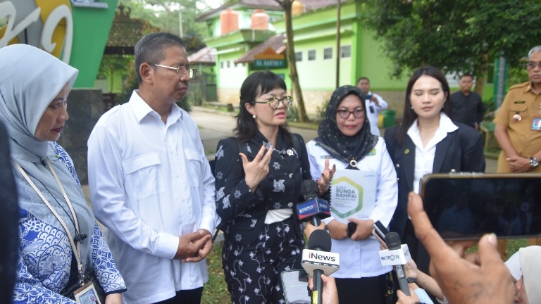 Wamendikti Saintek, Stella Christie saat meninjau MAN IC OKI sebelum ditetapkan sebagai Sekolah Unggulan Garuda Transformasi, Rabu, 21 Mei 2025.