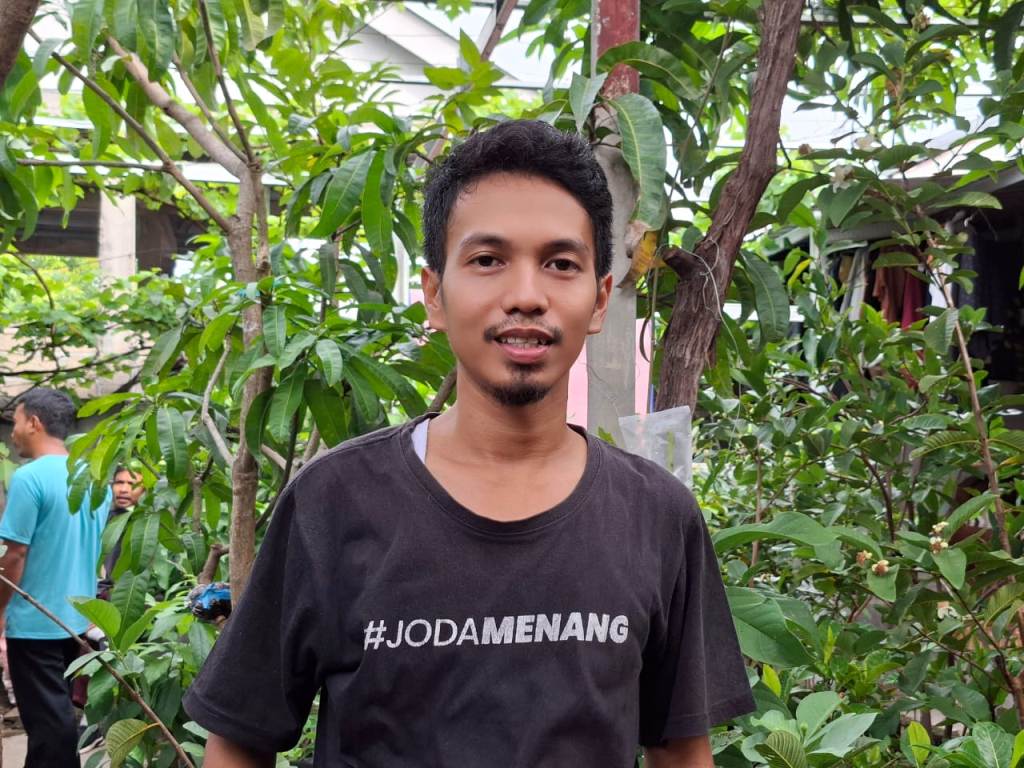 PRODUKTIF: Lalu Reza saat di kebunnya. Dari kegiatan berkebun, dia mampu menghasilkan pendapatan jutaan rupiah setiap bulan.