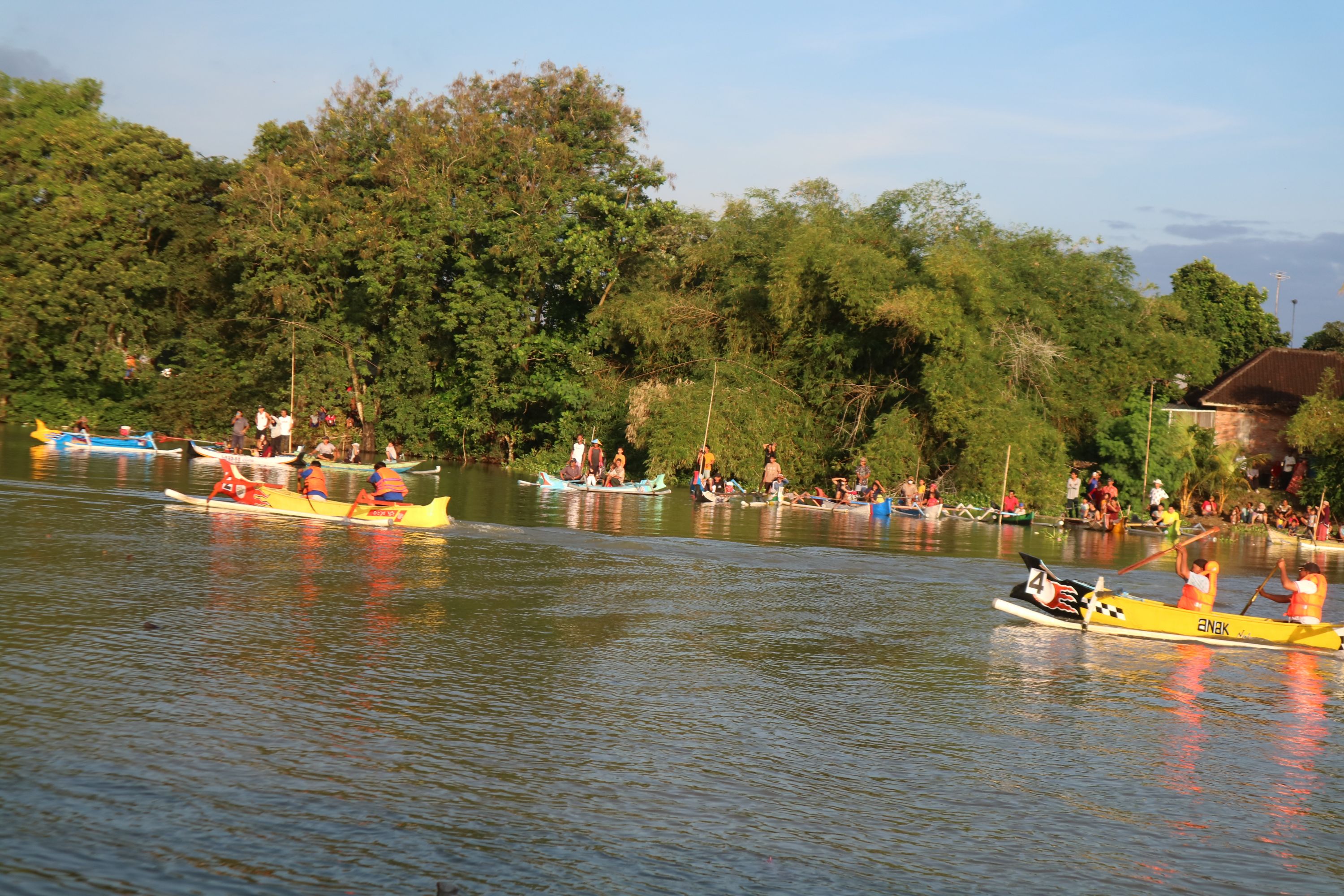 Sejumlah tim nelayan adu ketangkasan dalam ajang Balap Sampan yang digelar empat hari di Sungai Geleger, Bendungan Batujai, Kelurahan Perapen, Praya, Lombok Tengah.