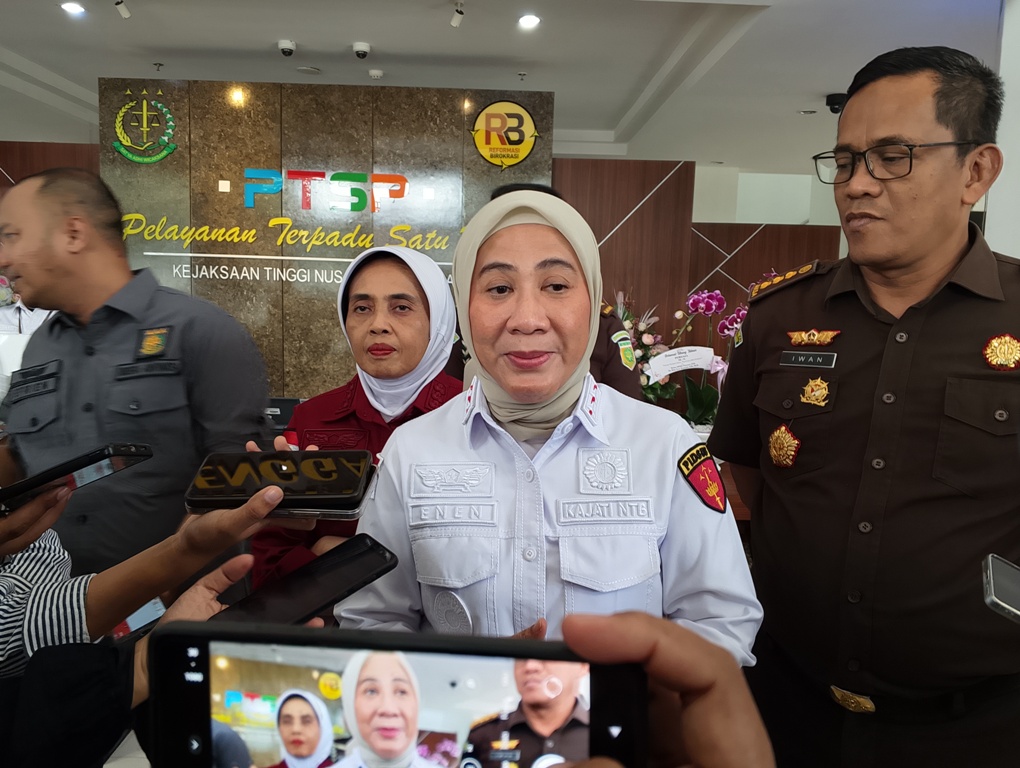 Kajati NTB Enen Saribanon saat paparkan kasus dugaan korupsi tambang emas Sekotong, Lobar.