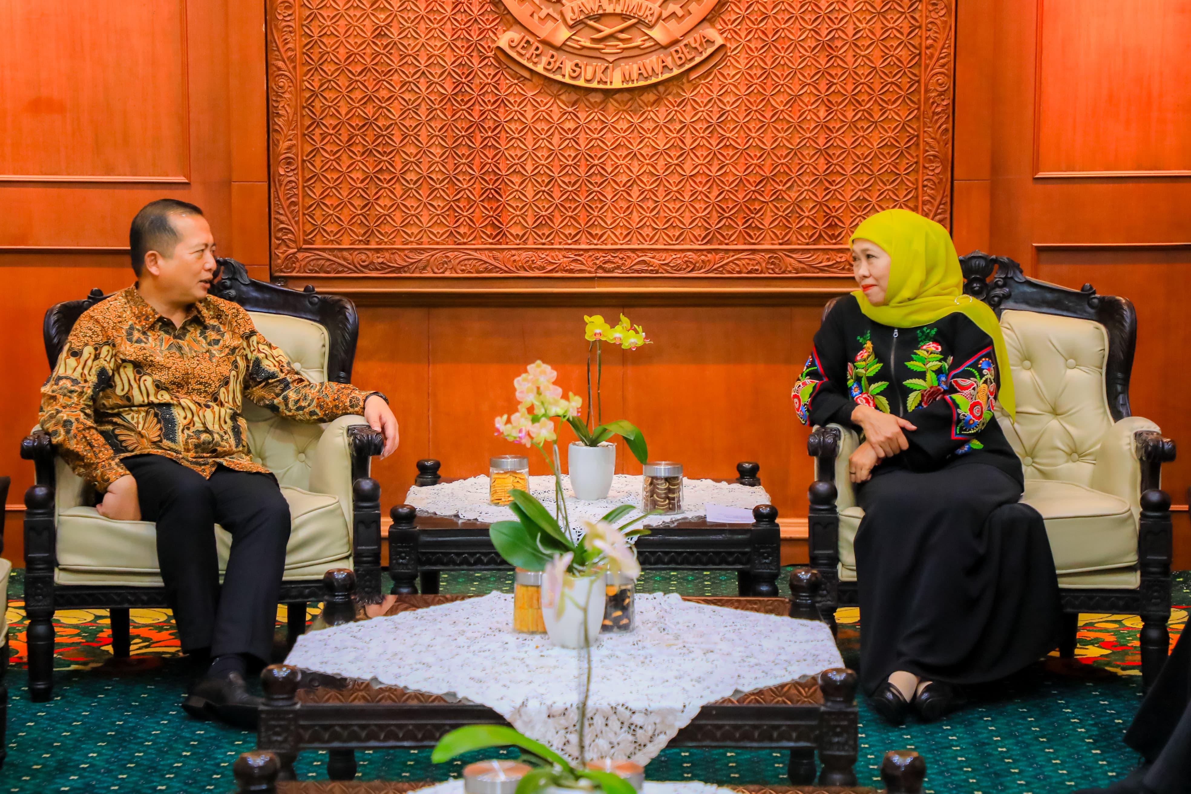 Gubernur NTB Lalu Muhamad Iqbal  bertemu dengan Gubernur Jawa Timur Khofifah Indar Parawansa di Surabaya, kemarin (21/5).  Mereka  membahas kerjasama Bank NTB Syariah dan Bank Jadim.