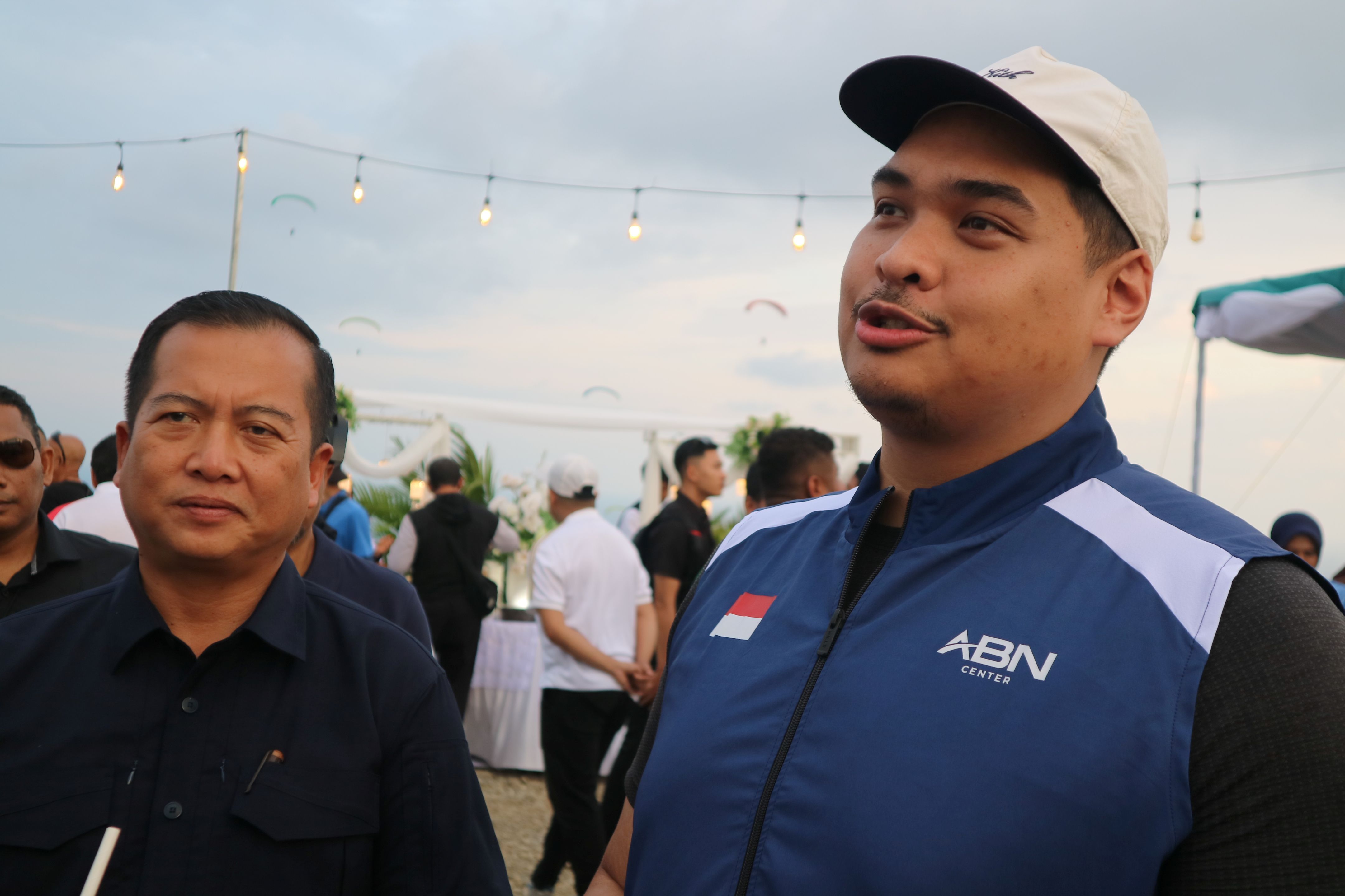 Menteri Pemuda dan Olahraga RI Dito Ariotedjo (kanan) bersama Gubernur NTB Lalu Muhamad Iqbal (kiri) usai membuka ajang Paragliding Accuracy World Cup (PGAWC) 2025 di Sky Lancing, Lombok Tengah.