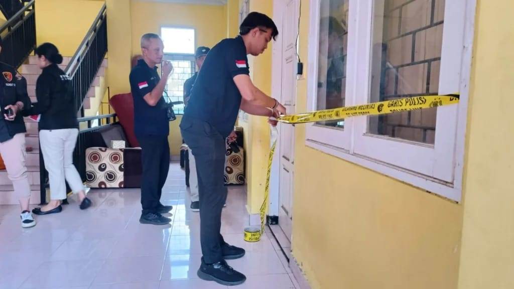 OLAH TKP: Oknum dosen berinisial WJ berjalan ke luar dari ruangan saat olah TKP di kampus UIN, Kamis (22/5).&nbsp;