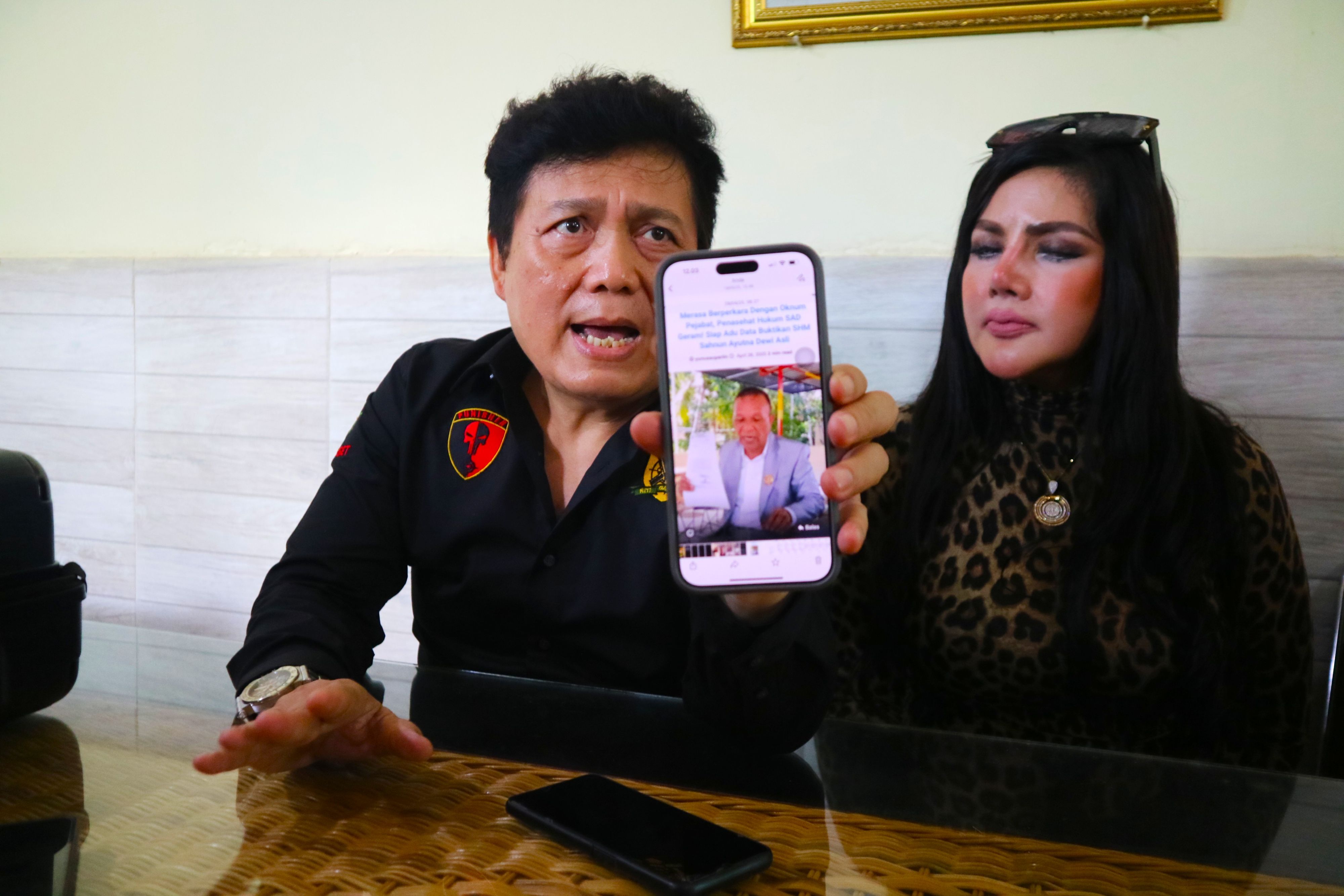 Rekan bisnis sekaligus investor Andre Yakub (kiri) didampingi Barbie Kumalasari (tengah) dan Effendy Rasyid (kanan) selaku Tim Kuasa Hukum Sudin saat konferensi pers di Praya, Lombok Tengah