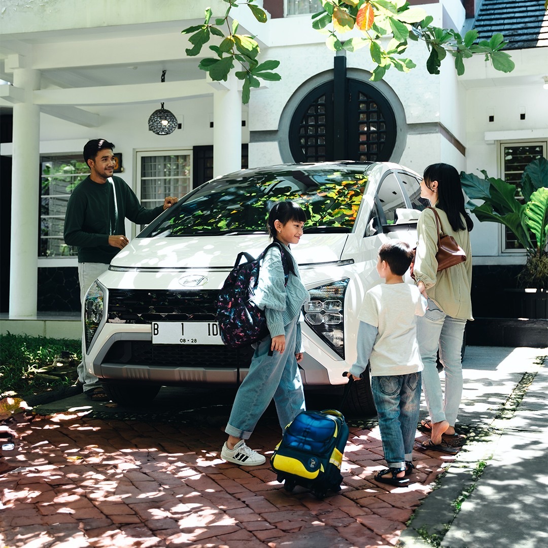 Opening atas ok BERKELAS: Kendaraan keluaran Hyundai yang hendak digunakan salah satu keluarga Indonesia, sebagai mobil andalan untuk berbagai keperluan.