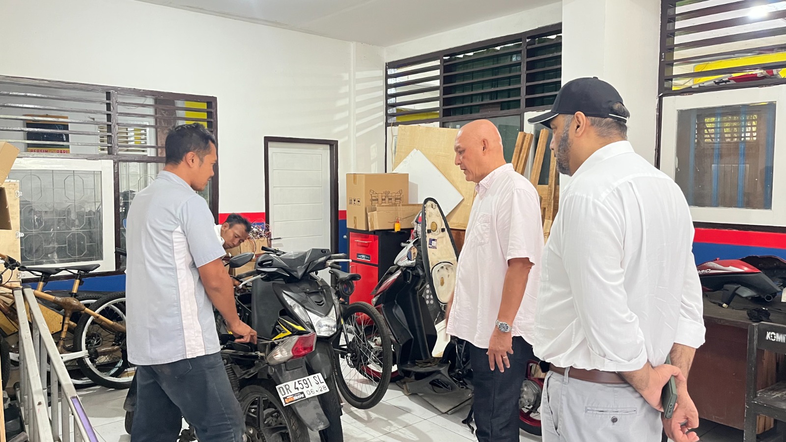 CEO Sheffield Education Group Australia Daljit S Monga melihat langsung bengkel konversi kendaraan listrik SMKN 3 Mataram.