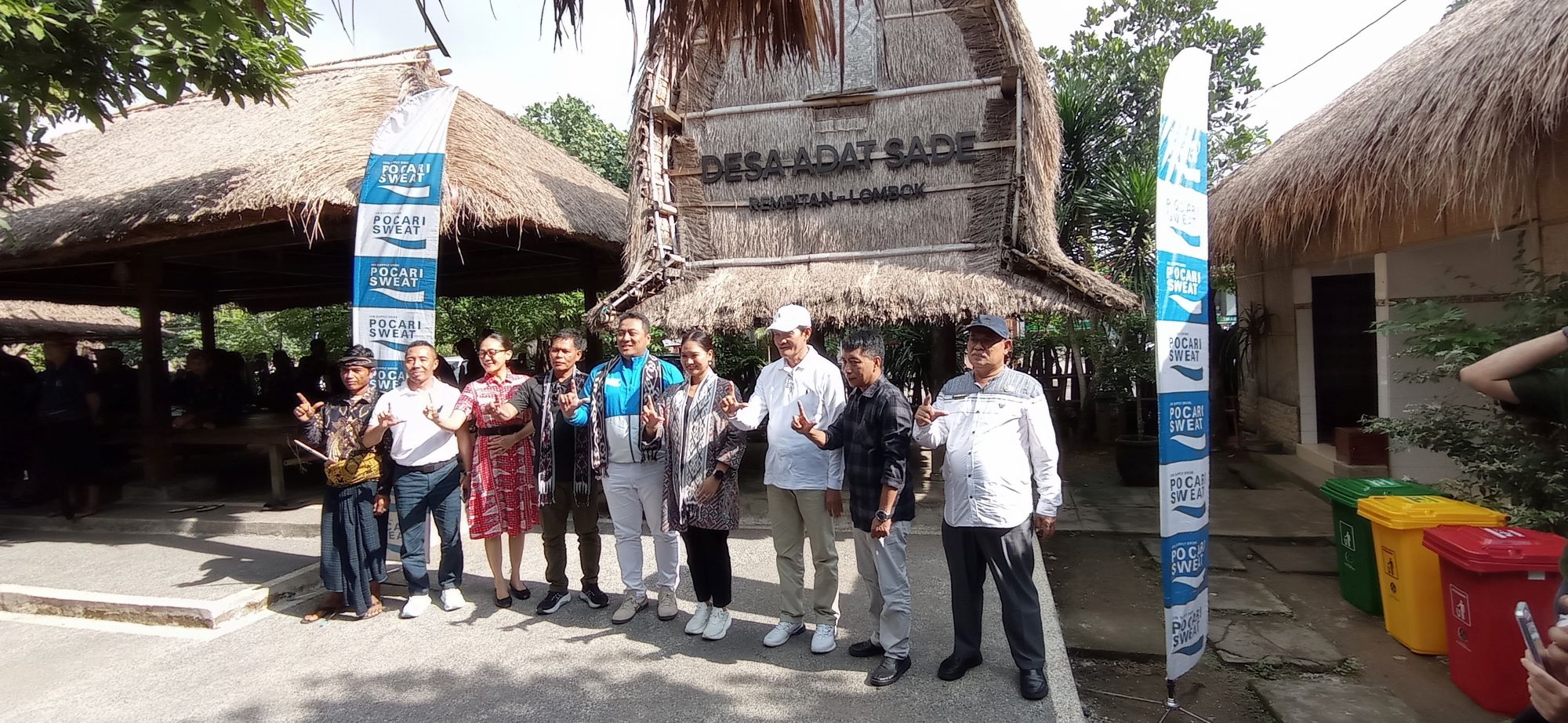 Otsuka bersama Wamenpar usai melaunching program Eco Village di Desa Adat Sade, Lombok Tengah.