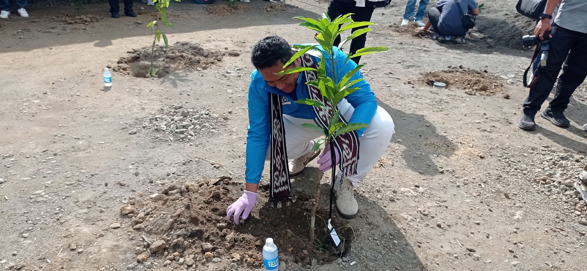 Human Capital and Corporate Communications Director of Otsuka Sudarmadi Widodo menanam pohon usai launching program Eco Village di Desa Adat Sade.