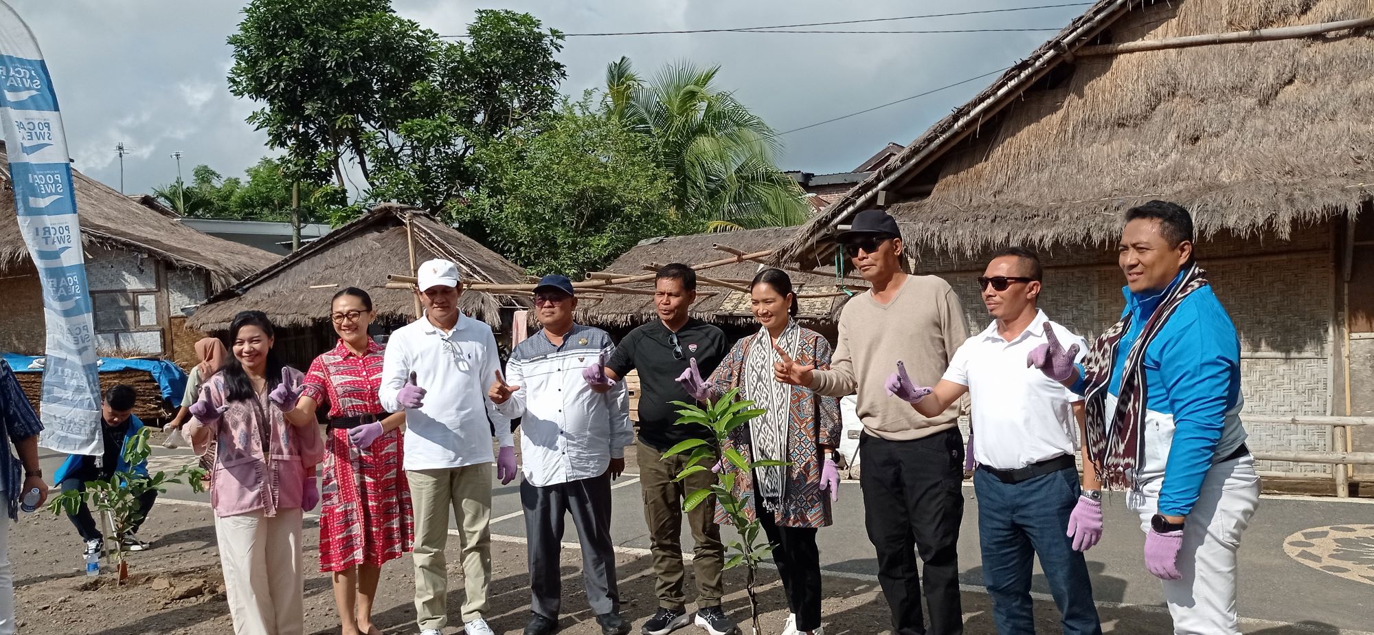 Wamenpar bersama jajaran Otsuka, dan tamu undangan menanam pohon usai launching program Eco Village di Desa Adat Sade.