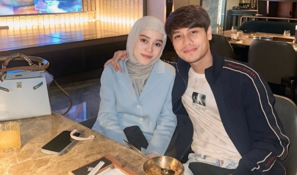 Rizky Billar berpose bersama istrinya, Lesti Kejora yang kini dilaporkan ke Polda Metro Jaya oleh Yoni Dores.