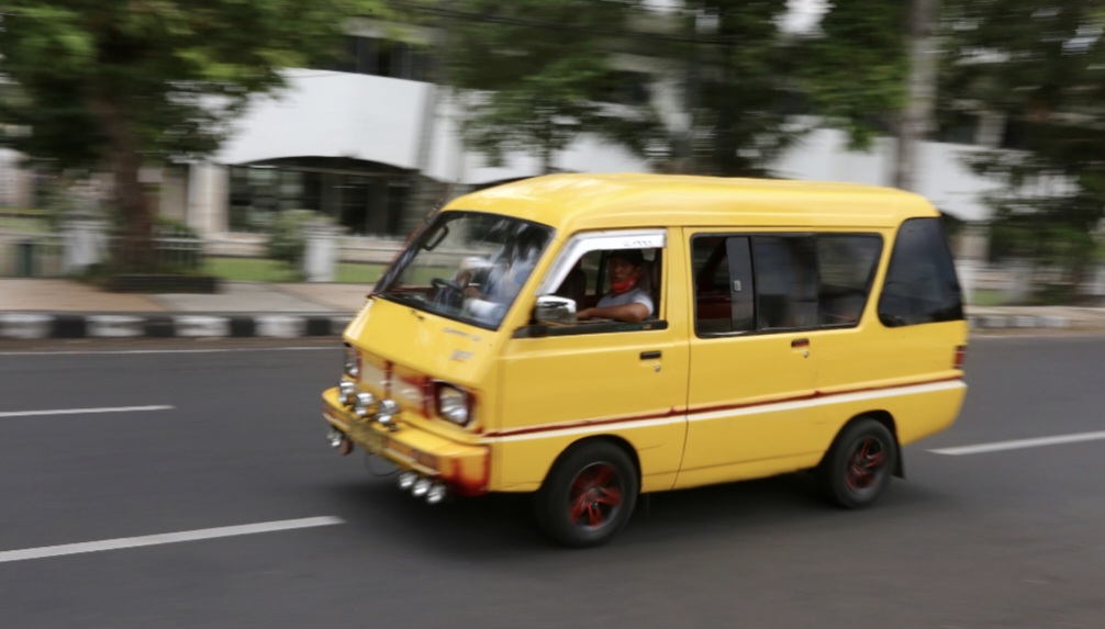 ANGKUTAN UMUM: Bemo kuning, transportasi umum andalan Kota Mataram melintas di Jalan Langko, Mataram.