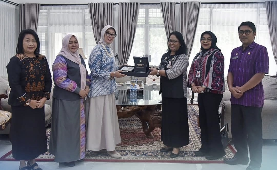 Bersama Kepala Kanwil Kemenkumham NTB, I Gusti Putu Milawati, Ketua Dekranasda NTB Sinta Agathia menyebut Kekayaan Intelektual langkah strategis agar UMKM NTB tidak kalah bersaing. (Pemprov NTB)