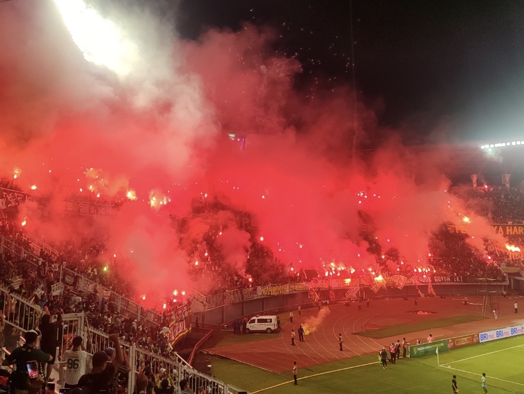 Jika terbukti ada lebih dari 10 flare yang menyala di GBT, maka Persebaya hampir pasti bakal menerima sanksi denda maksimal. (Foto: Cak Rawon)