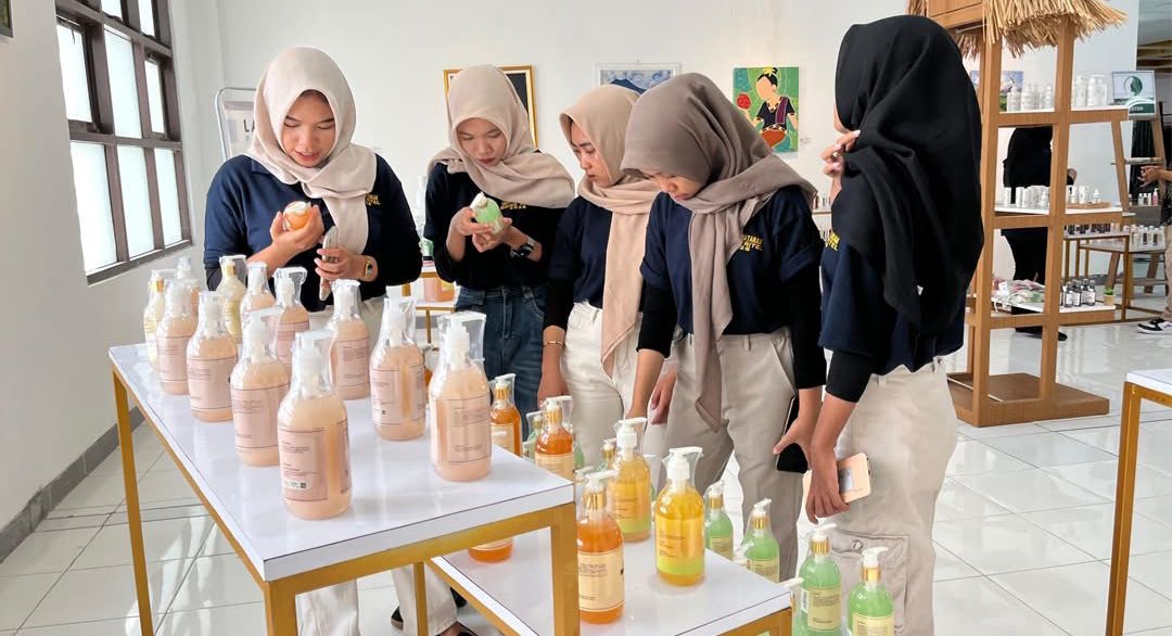 NTB Mall edukasi siswa SMKN 2 Mataram terkait bisnis ritel dan digital.