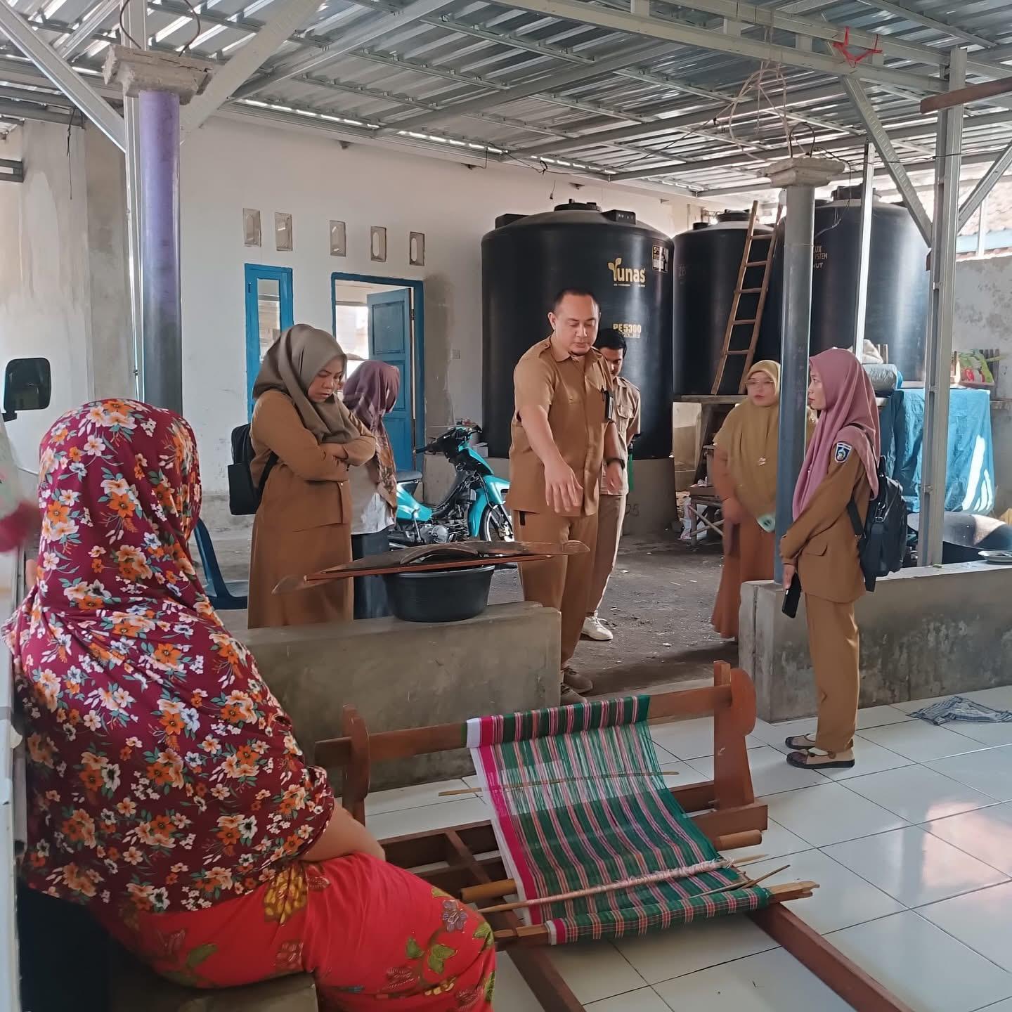 Disperin NTB monitoring bantuan alat tenun IKM di Lombok Tengah.