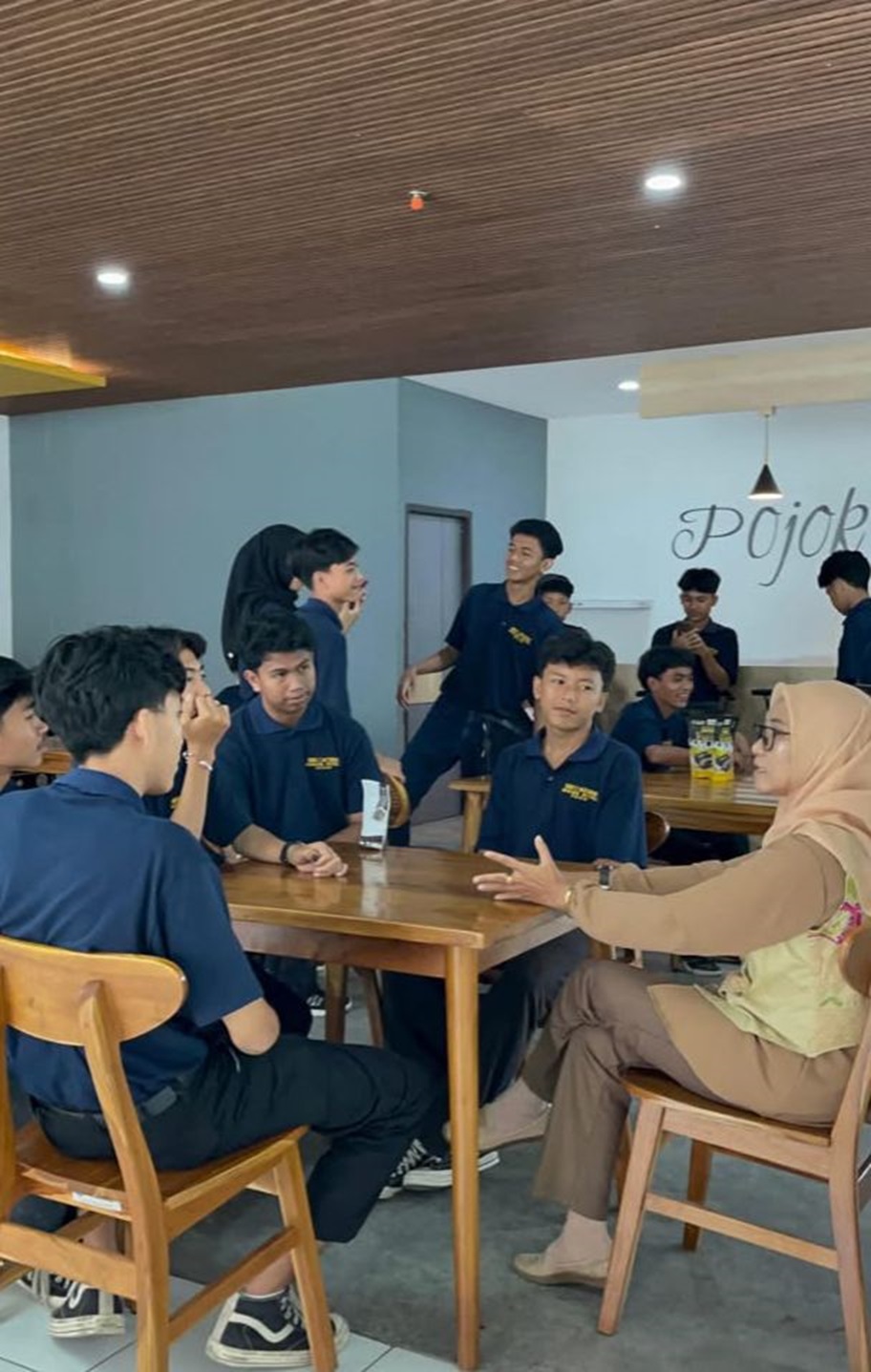 NTB Mall edukasi siswa SMKN 2 Mataram terkait bisnis ritel dan digital.