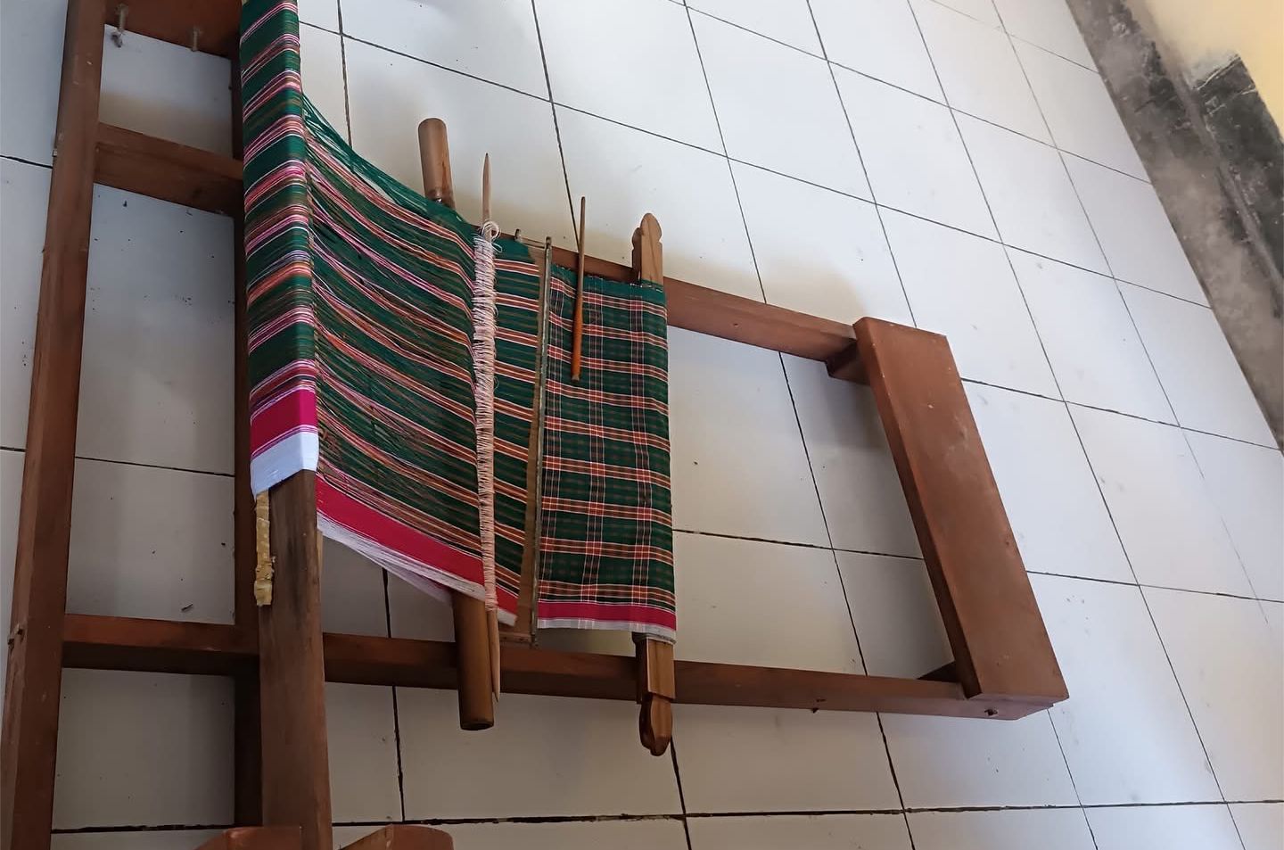 Bantuan alat tenun dari Kemenperin RI yang diterima IKM di Lombok Tengah.