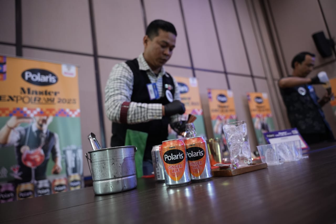 Seorang mixologist&nbsp;dalam eksplorasi kreasi minuman non alkohol yang bisa dijadikan ssalah satu menu F&B kedepan. Ada 43 Persen Gen Z dan Milenial pilih minuman non alkohol sebagai perubahan gaya hidup