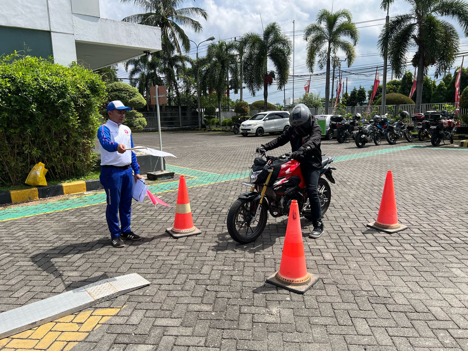 Uji Kompetensi : Para advisor saat Regional Safety Riding Competition 2025.