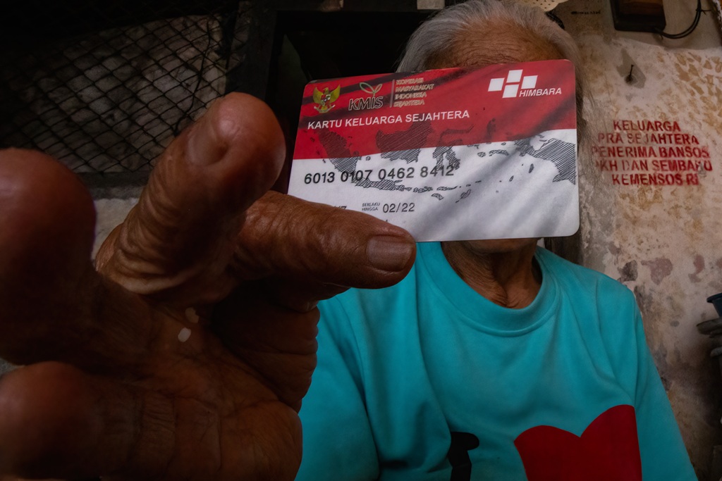 TANGGUNG JAWAB PEMERINTAH: Seorang warga miskin yang memegang kartu keluarga sejahtera di Mataram beberapa waktu lalu.&nbsp;