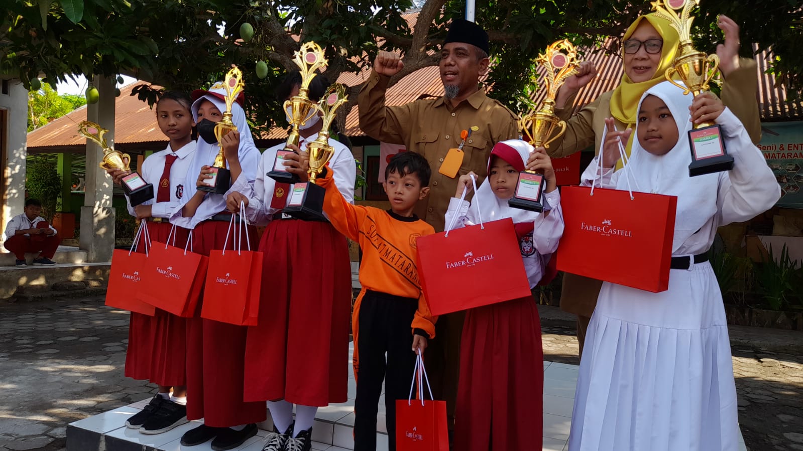 Kepala SDN 47 Mataram Zainuddin (pakai cepat) memberikan reward kepada murid yang meraih medali pada ajang KSPI dan KMSI tingkat nasional.