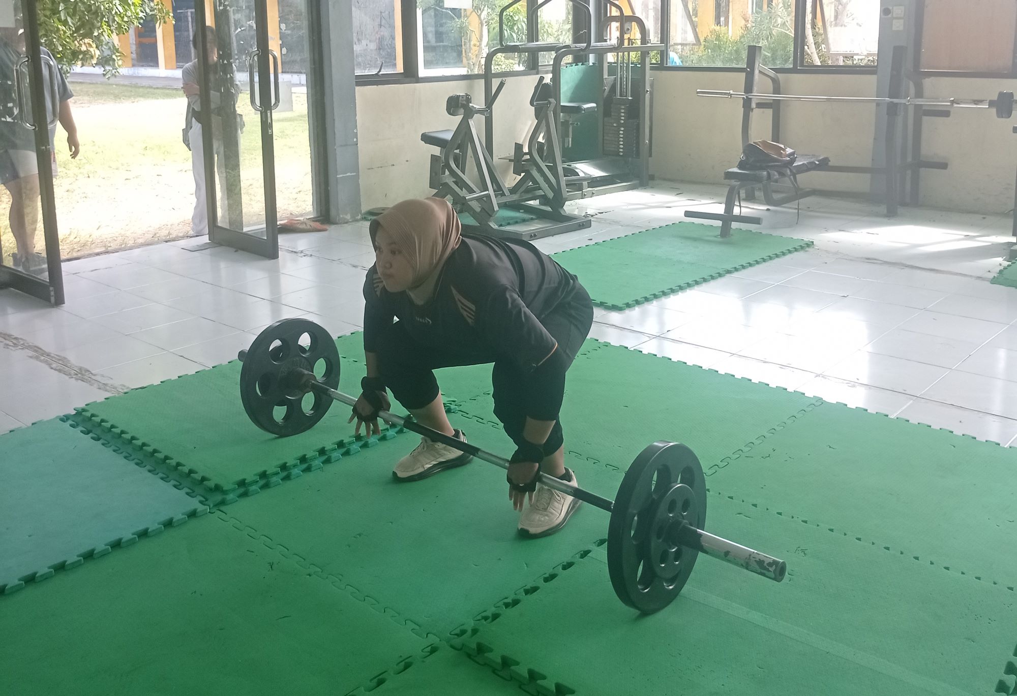 Atlet angkat besi NTB Febriana menunjukkan performa meningkat usai Kejurnas Angkat Besi 2025.