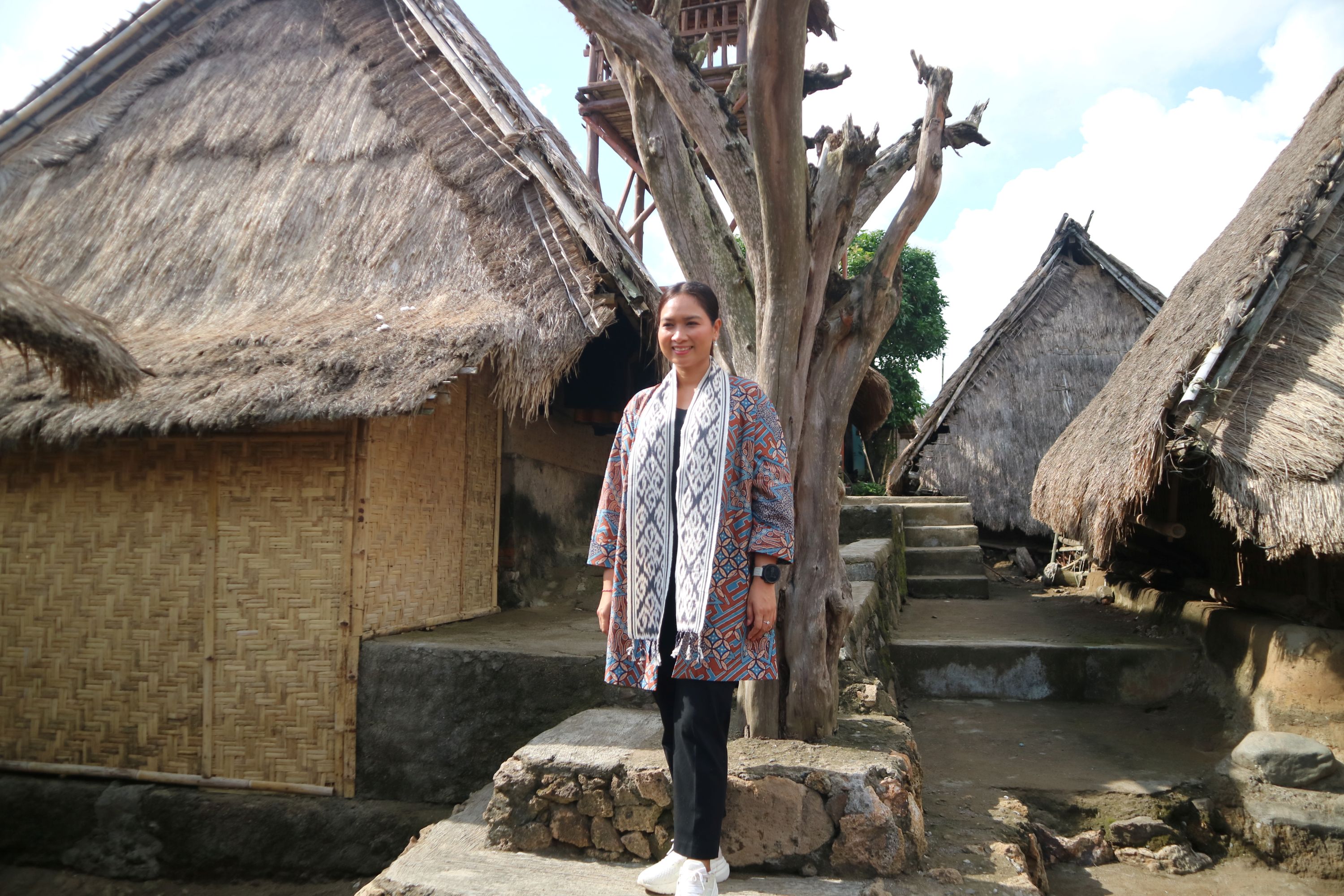 Wakil Menteri Pariwisata RI Ni Luh Puspa berfoto di Pohon Cinta saat berkunjung ke Desa Wisata Sade, Rambitan, Pujut, Loteng, Jumat (23/5).