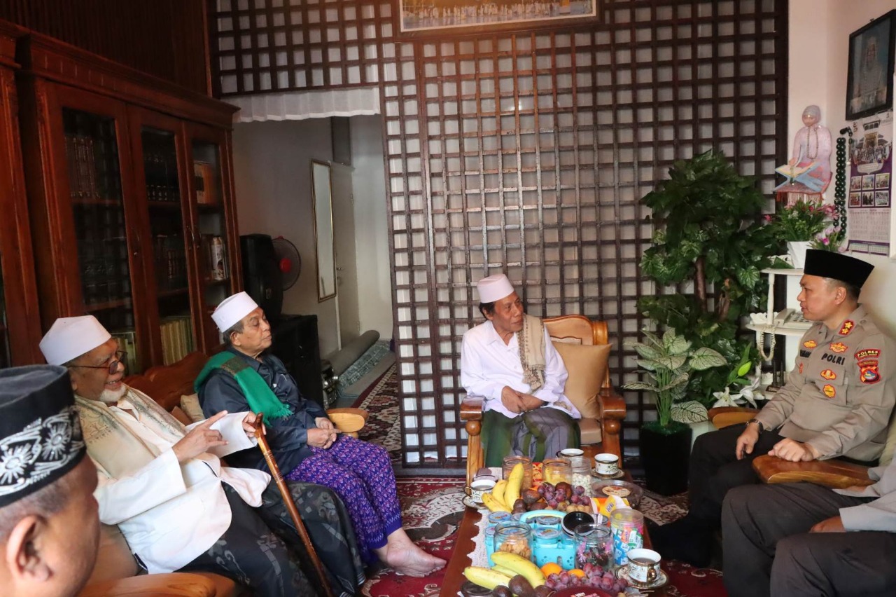 SILATURAHMI: Kapolres Lobar AKPB Yasmara Harahap saat menemui Ketua Yayasan Pondok Pesantren Al Ishlahuddiny Kediri TGH Muchlis Ibrahim serta Ketua MUI Lobar TGH Abdullah Mustafa.