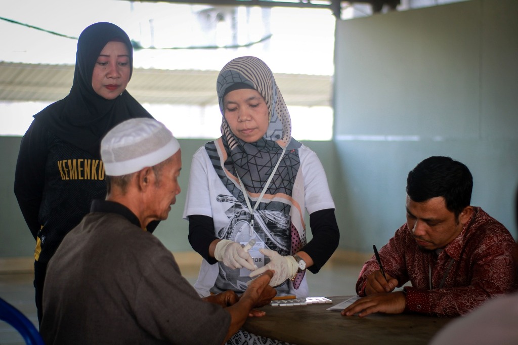 CEK KESEHATAN: Tim kesehatan mengambil sampel darah warga binaan saat melakukan tes kesehatan di Lapas Kelas IIA Lombok Barat (Lobar), Jumat (23/5).