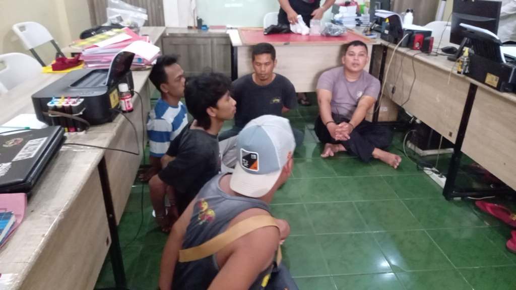 MASIH DITAHAN: Oknum Satpam berinisial S alias Baid beserta jaringannya diringkus Satresnarkoba Polresta Mataram, Rabu (21/5) lalu.