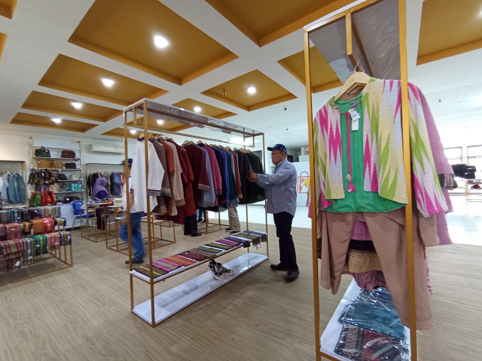 Baju dari kain tenun NTB, merupakan produk UMKM yang perlu diberikan perlindungan Kekayaan Intelektual